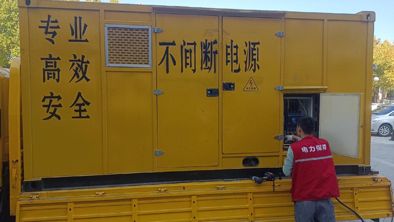 龙港柴油发电机组和UPS电源配合使用时，如何避免切换过程中的电力中断？